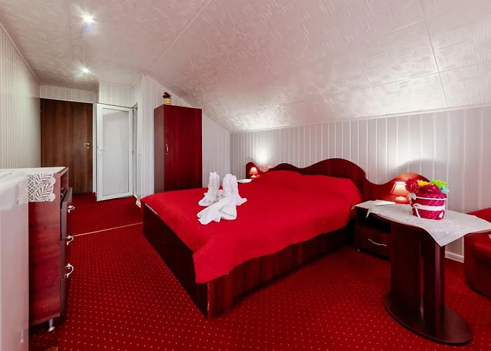 Pensión Flory De Inchiriat 3*