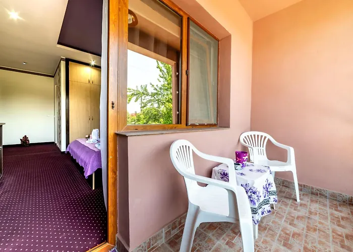 Pensión Flory De Inchiriat